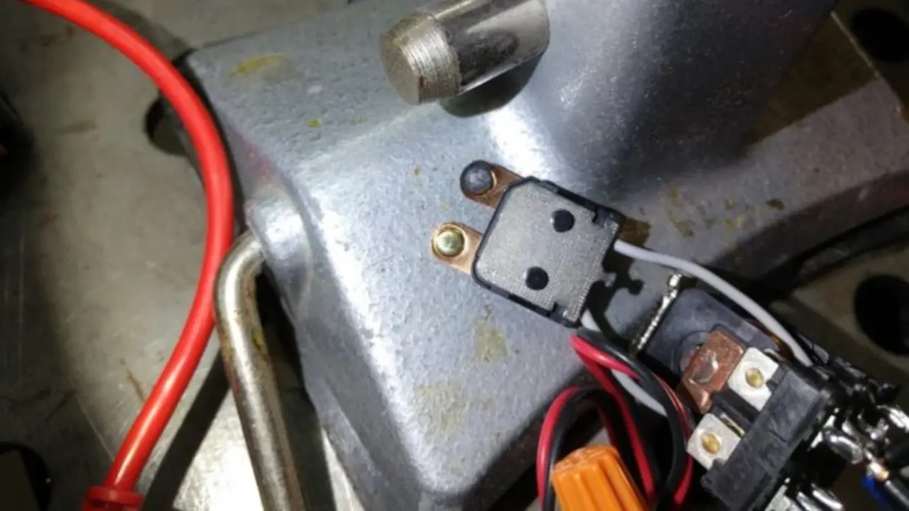 Contacts of a relay after 10,000 cycle with Arc Prevention (left side) verse no Arc Prevention (right side).