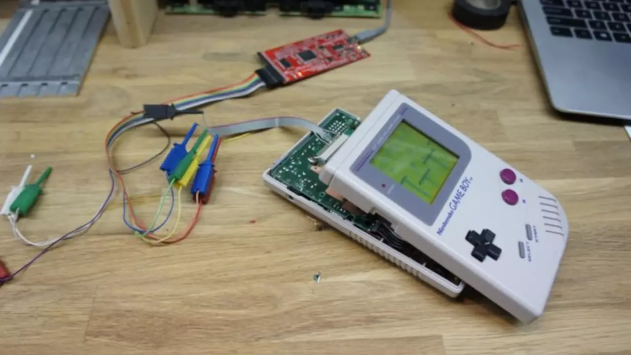 Reading the signals off the Gameboy LCD data stream. Reading the signals off the Gameboy LCD data stream.