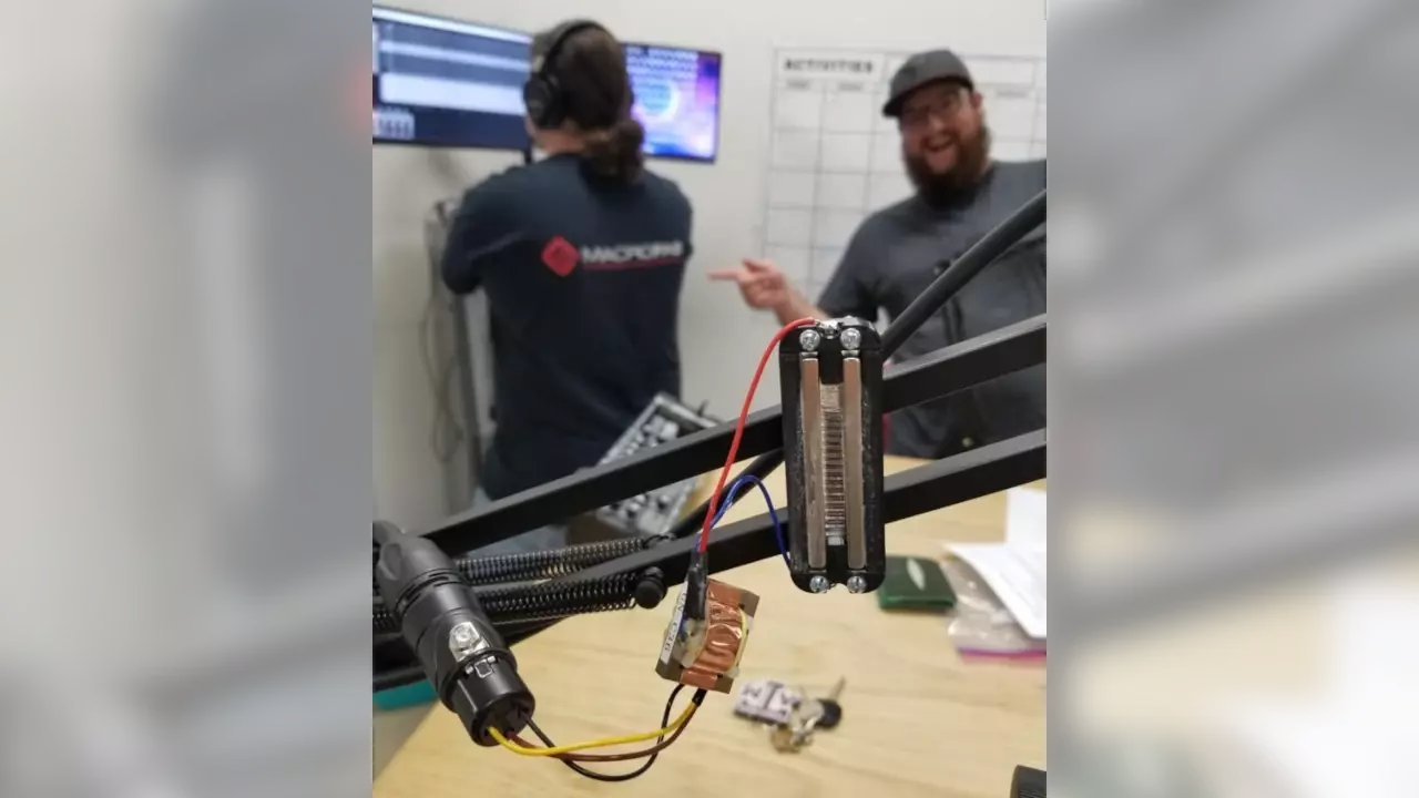 Stephen’s ribbon microphone with transformer. Featured is Stephen’s patented “Invis-o-Connector”. Stephen’s ribbon microphone with transformer. Featured is Stephen’s patented “Invis-o-Connector”.