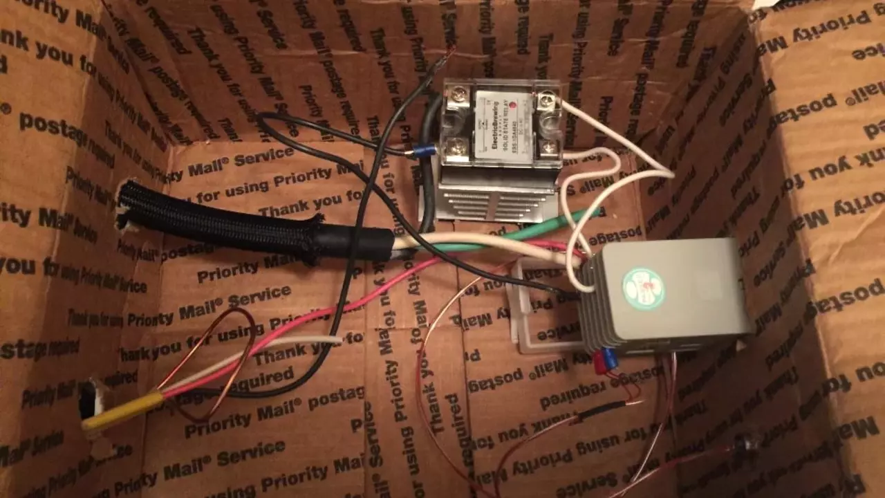 Figure 2: Inside the USPS PID controller. Looks like proper grounding to chassis right there. Don’t try this at home kids. Figure 2: Inside the USPS PID controller. Looks like proper grounding to chassis right there. Don’t try this at home kids.